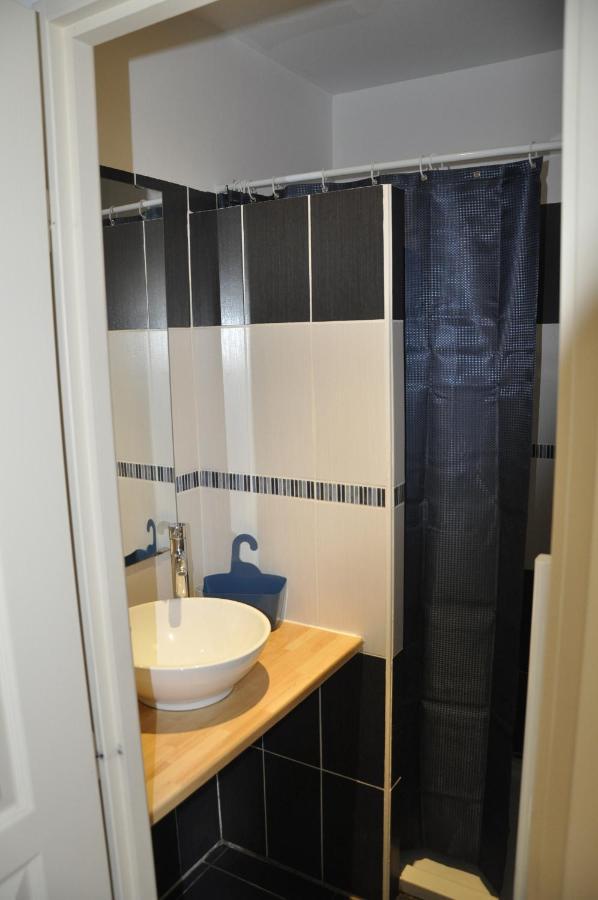 Le Gite Des Cinq Cepages Frejus Exterior photo